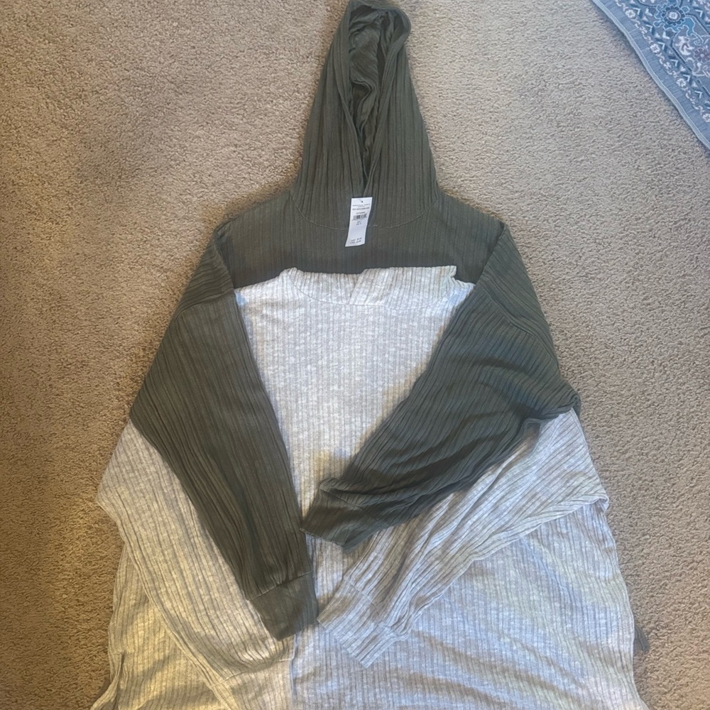 2 American Eagle Outfitters Green Long Sleeve Oversized Hoodie